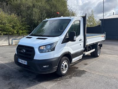 Le fourgon Ford Transit blanc est garé sur un parking.
