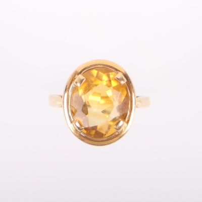 un gros plan d'une bague sertie d'une citrine
