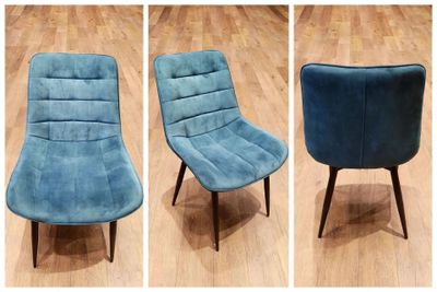 trois chaises avec un revêtement bleu, un revêtement bleu, un revêtement bleu, un revêtement bleu, un revêtement bleu, un revêtement bleu, un revêtement bleu, un revêtement bleu, un revêtement bleu