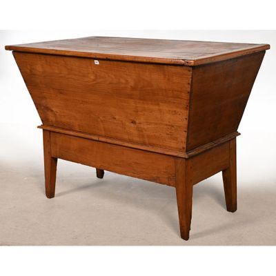 une vieille table en bois surmontée d'un tiroir