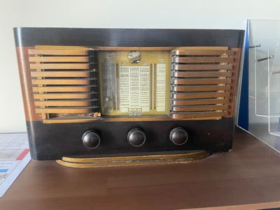 une vieille radio posée sur une table en bois