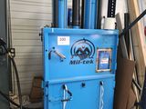 une machine bleue qui se trouve dans un garage