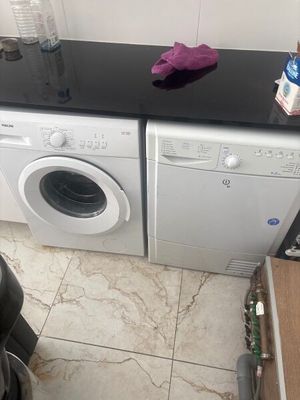 un lave-linge et un sèche-linge dans une petite pièce