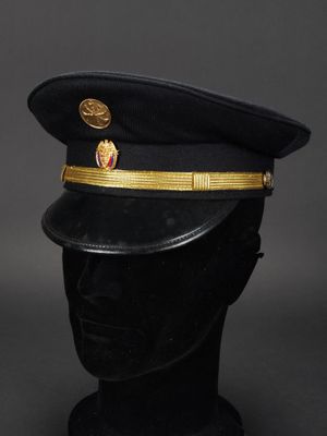 un gros plan d'un chapeau noir sur la tête d'un mannequin