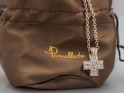 le petit sac est orné d'une croix à laquelle est attachée une chaîne