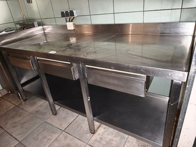un comptoir en acier inoxydable dans une cuisine commerciale