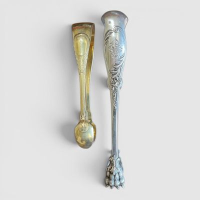 deux cuillères et une cuillère reposent sur une surface blanche