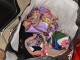 un sac rempli de vêtements et d'autres objets