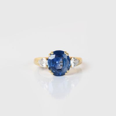 bague en saphir bleu et diamant sur fond blanc