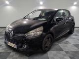 la photo d'une voiture noire garée dans un garage