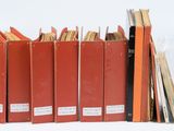 plusieurs livres sont empilés sur une surface blanche