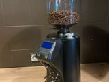 un moulin à café posé sur un plan de travail