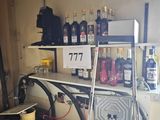 une échelle appuyée contre le mur d'un garage