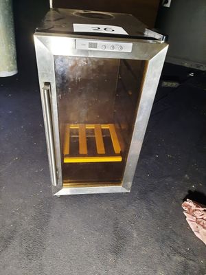 une photo d'un petit réfrigérateur dans une pièce sale