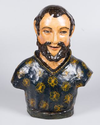 buste d'un homme barbu portant une chemise bleue et jaune
