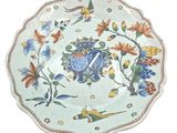 l'image d'une assiette décorative ornée de fleurs et d'oiseaux