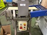 une machine placée au milieu d'une pièce