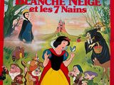 un livre avec une illustration de Blanche-Neige et des sept nains