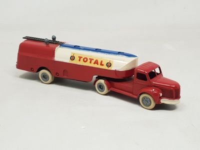 un camion jouet avec un char d'assaut à l'arrière