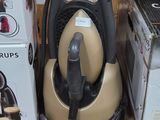 un aspirateur posé sur une étagère à côté d'une boîte