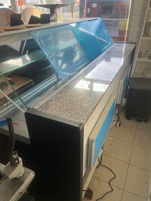 une photo d'un comptoir avec une vitrine en verre