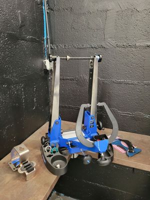 un porte-outils bleu sur lequel sont posées deux pinces