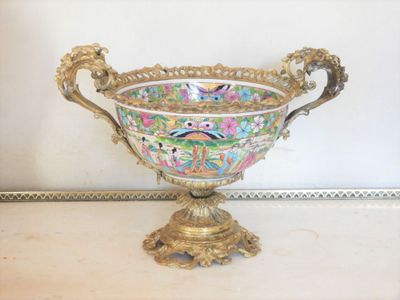 un grand bol décoré posé sur une table dans une pièce