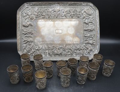 un plateau en argent avec des tasses et un plateau de tasses en argent