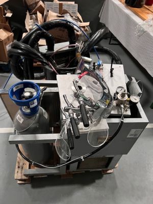une machine posée sur une palette dans une pièce