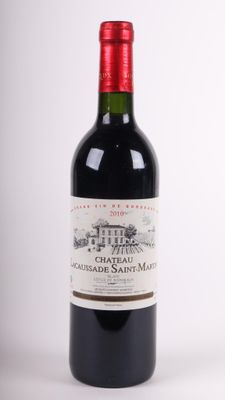 une bouteille de vin posée sur une table
