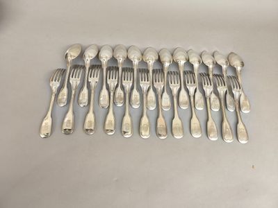 beaucoup de fourchettes et de cuillères sur la table