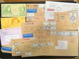 beaucoup de timbres et de cartes postales sur la table