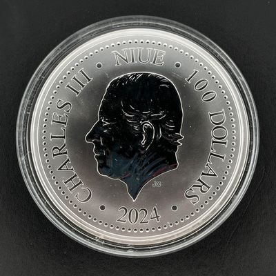 Gros plan sur une pièce de monnaie portant le visage d'un homme