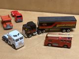 Plusieurs camions miniatures sont alignés les uns à côté des autres sur une table.