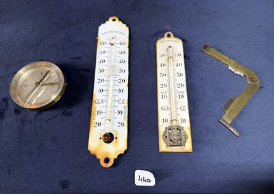 deux types différents de thermomètres posés sur la table