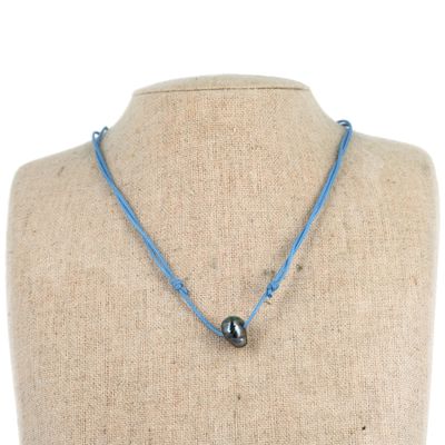 un collier orné d'une perle noire sur un mannequin