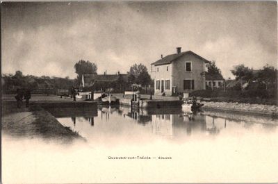 une photo en noir et blanc d'une maison au bord de l'eau