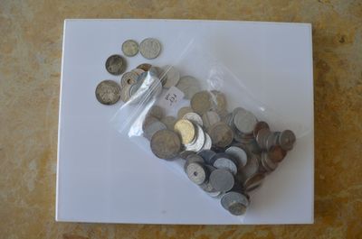 un sac de pièces de monnaie posé sur une table