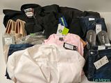 une pile de vêtements posée sur une étagère