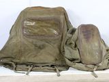 un sac à dos et une paire de chaussures posés sur une étagère