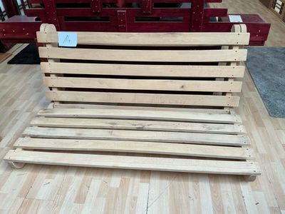 un banc en bois posé à même le sol dans un magasin