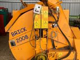 l'arrière d'une machine qui est posée dans la terre