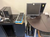 un bureau d'ordinateur équipé d'un écran et d'un clavier