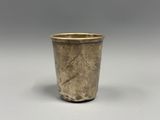 une vieille coupe en argent posée sur une table blanche