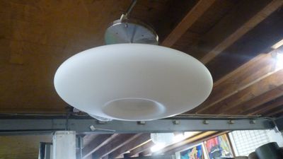 une lumière suspendue au plafond d'une pièce