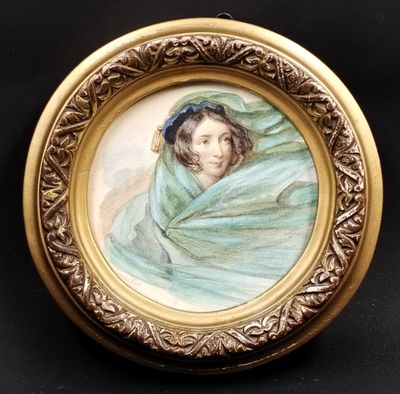 tableau représentant une femme enveloppée dans une couverture verte, dans un cadre doré