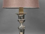 une lampe posée sur une table à côté d'une lampe