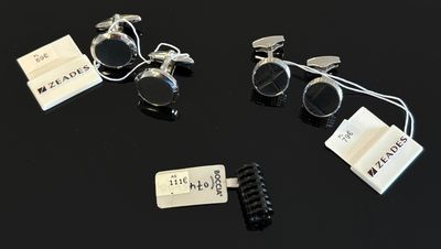 trois paires de lunettes sont posées sur une surface noire