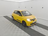 La voiture jaune est garée dans le garage, sur le sol à damier.