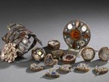 de nombreux bijoux posés sur une table